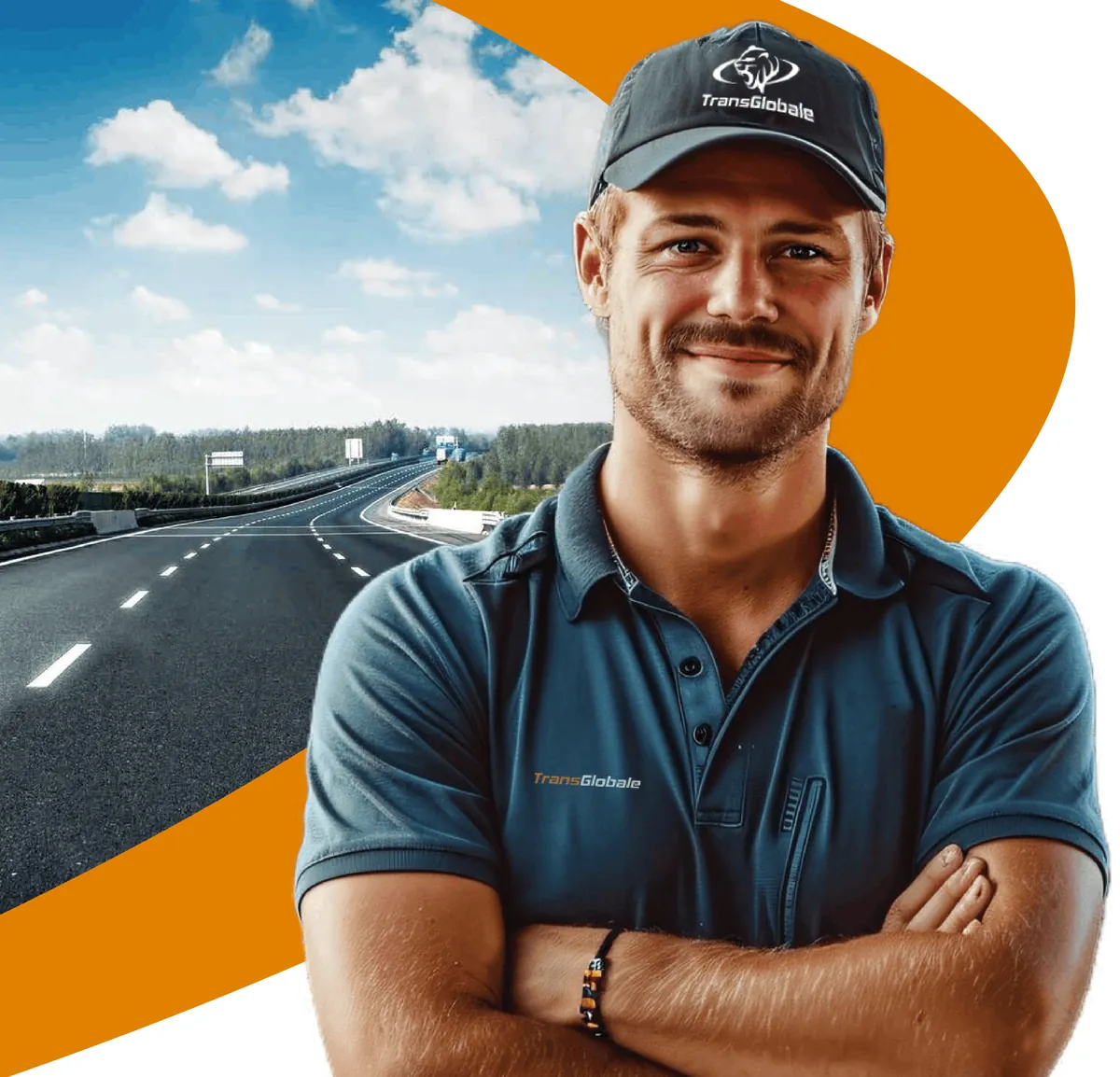 Motorista da TransGlobale sorrindo de braços cruzados diante de uma rodovia