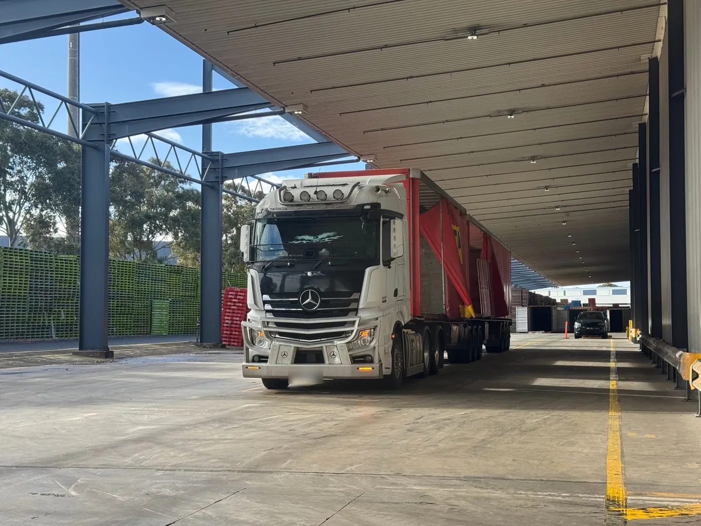 Caminhão carreta estacionado em doca de carregamento de um centro logístico